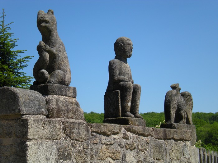 village de sculptures étranges à 10 mn de la demeure de louis